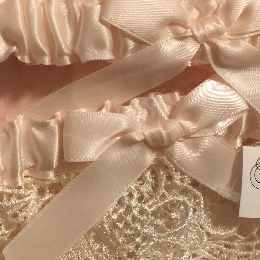 NWT Ivory and Blush Garter Set - Picture 3 of 4